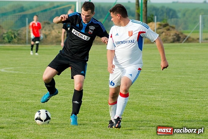 Zdjęcie w galerii na portalu naszraciborz.pl: Derby gminy Krzanowice: Rykoszet dał trzy punkty Borucinowi. Naprzód samodzielnym liderem A klasy wiadomości z regionu