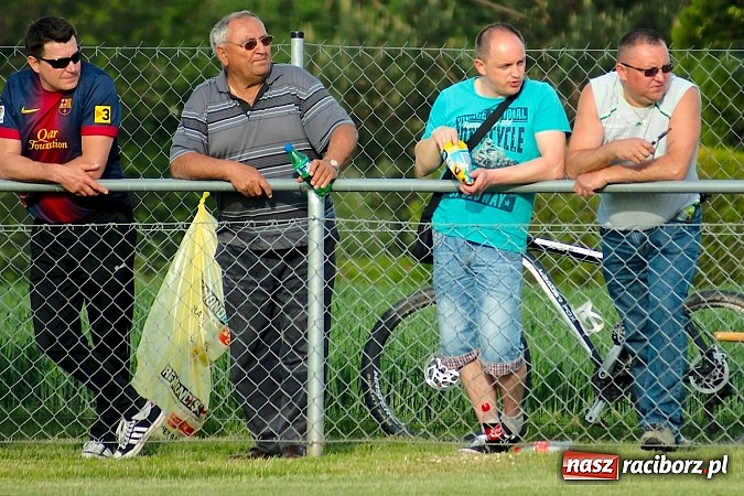 Zdjęcie w galerii na portalu naszraciborz.pl: Derby gminy Krzanowice: Rykoszet dał trzy punkty Borucinowi. Naprzód samodzielnym liderem A klasy wiadomości z regionu