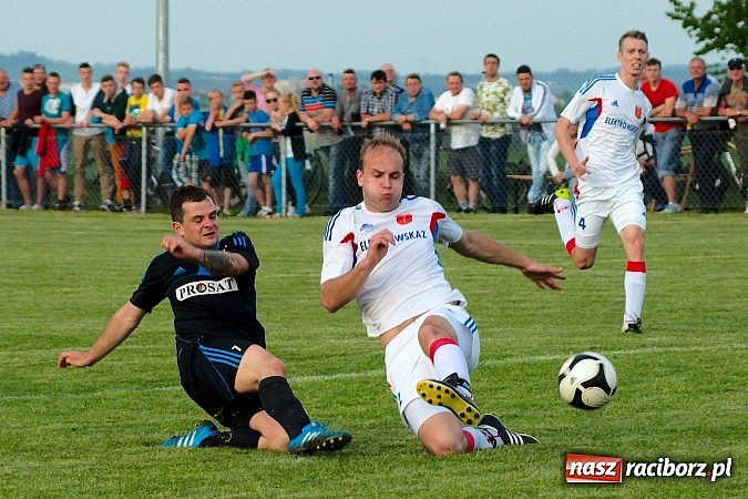 Zdjęcie w galerii na portalu naszraciborz.pl: Derby gminy Krzanowice: Rykoszet dał trzy punkty Borucinowi. Naprzód samodzielnym liderem A klasy wiadomości z regionu