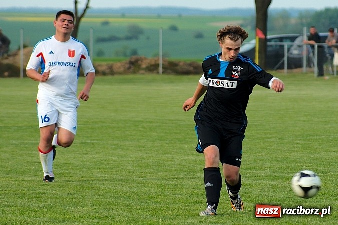 Zdjęcie w galerii na portalu naszraciborz.pl: Derby gminy Krzanowice: Rykoszet dał trzy punkty Borucinowi. Naprzód samodzielnym liderem A klasy wiadomości z regionu