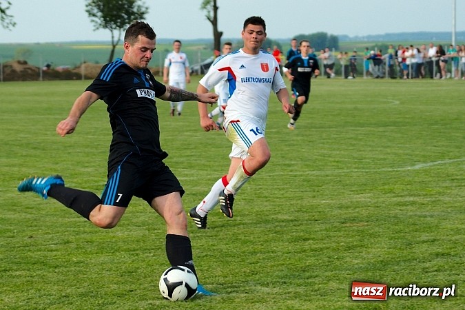 Zdjęcie w galerii na portalu naszraciborz.pl: Derby gminy Krzanowice: Rykoszet dał trzy punkty Borucinowi. Naprzód samodzielnym liderem A klasy wiadomości z regionu