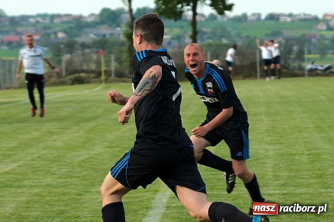 Zdjęcie w galerii na portalu naszraciborz.pl: Derby gminy Krzanowice: Rykoszet dał trzy punkty Borucinowi. Naprzód samodzielnym liderem A klasy wiadomości z regionu