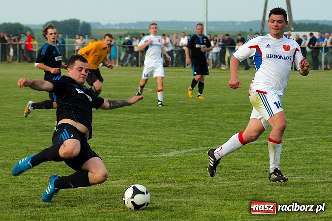 Zdjęcie w galerii na portalu naszraciborz.pl: Derby gminy Krzanowice: Rykoszet dał trzy punkty Borucinowi. Naprzód samodzielnym liderem A klasy wiadomości z regionu