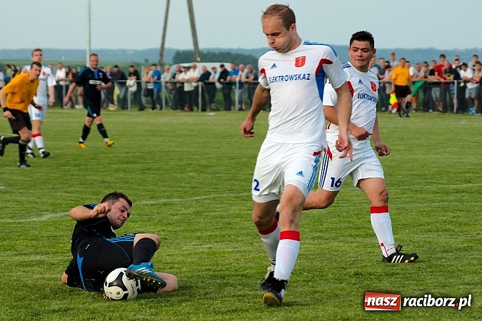 Zdjęcie w galerii na portalu naszraciborz.pl: Derby gminy Krzanowice: Rykoszet dał trzy punkty Borucinowi. Naprzód samodzielnym liderem A klasy wiadomości z regionu