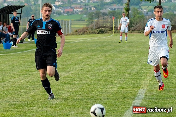 Zdjęcie w galerii na portalu naszraciborz.pl: Derby gminy Krzanowice: Rykoszet dał trzy punkty Borucinowi. Naprzód samodzielnym liderem A klasy wiadomości z regionu