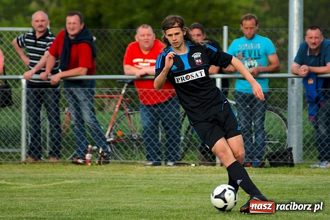 Zdjęcie w galerii na portalu naszraciborz.pl: Derby gminy Krzanowice: Rykoszet dał trzy punkty Borucinowi. Naprzód samodzielnym liderem A klasy wiadomości z regionu