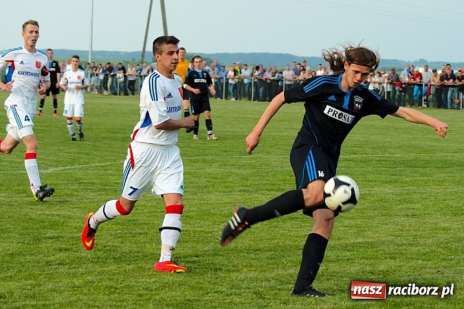 Zdjęcie w galerii na portalu naszraciborz.pl: Derby gminy Krzanowice: Rykoszet dał trzy punkty Borucinowi. Naprzód samodzielnym liderem A klasy wiadomości z regionu