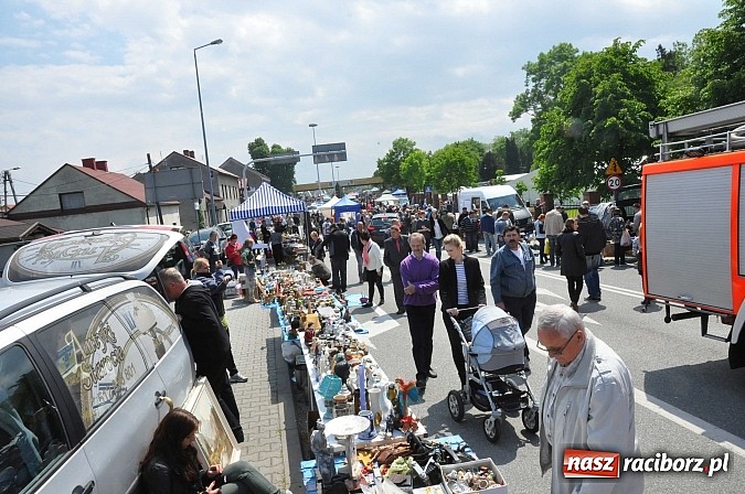 Zdjęcie w galerii na portalu naszraciborz.pl: Tysiące zwiedzających na jarmarku w Chałupkach wiadomości z regionu