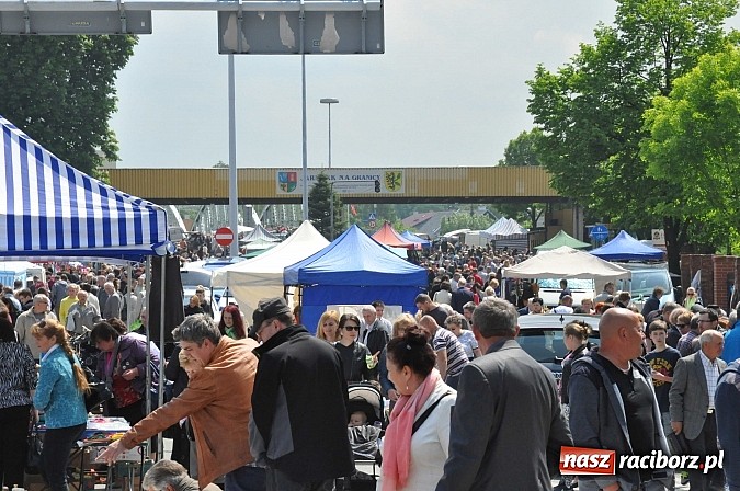 Zdjęcie w galerii na portalu naszraciborz.pl: Tysiące zwiedzających na jarmarku w Chałupkach wiadomości z regionu