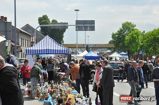 Zdjęcie w galerii na portalu naszraciborz.pl: Tysiące zwiedzających na jarmarku w Chałupkach wiadomości z regionu