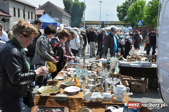 Zdjęcie w galerii na portalu naszraciborz.pl: Tysiące zwiedzających na jarmarku w Chałupkach wiadomości z regionu