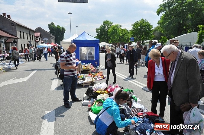 Zdjęcie w galerii na portalu naszraciborz.pl: Tysiące zwiedzających na jarmarku w Chałupkach wiadomości z regionu