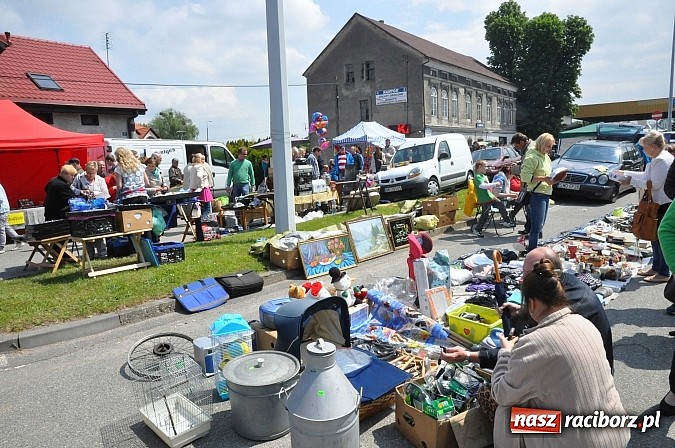 Zdjęcie w galerii na portalu naszraciborz.pl: Tysiące zwiedzających na jarmarku w Chałupkach wiadomości z regionu