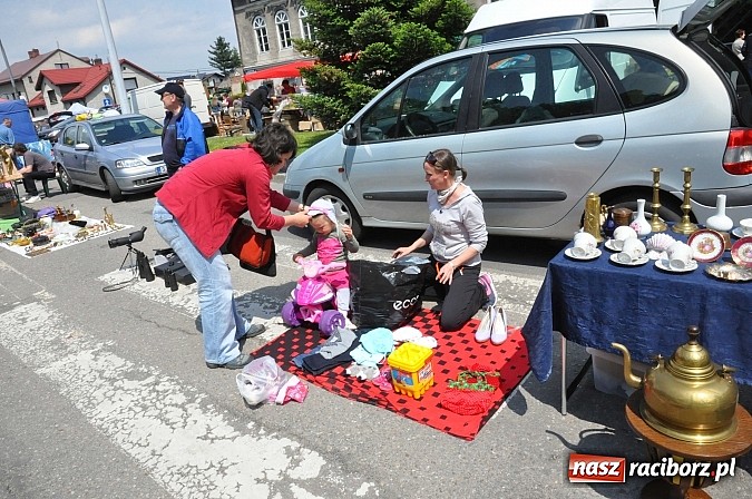 Zdjęcie w galerii na portalu naszraciborz.pl: Tysiące zwiedzających na jarmarku w Chałupkach wiadomości z regionu