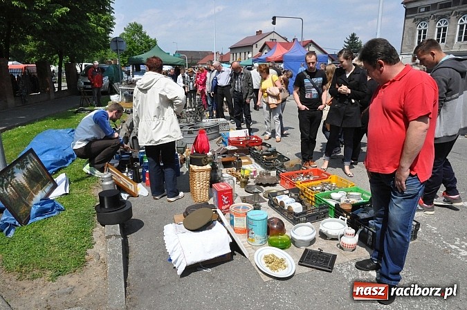 Zdjęcie w galerii na portalu naszraciborz.pl: Tysiące zwiedzających na jarmarku w Chałupkach wiadomości z regionu