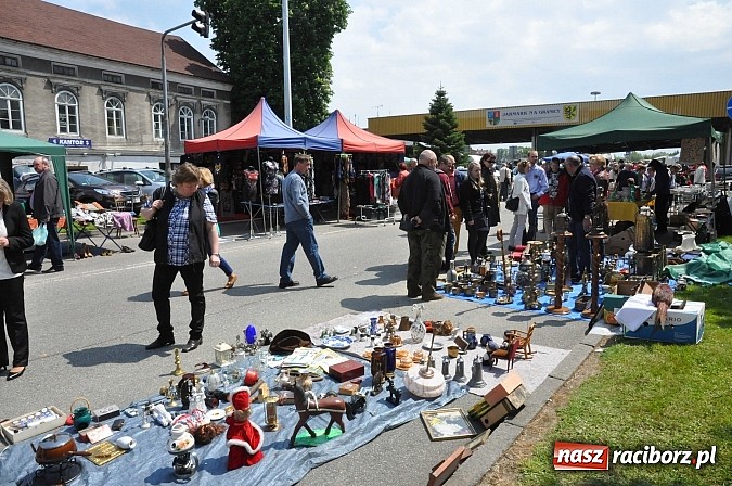 Zdjęcie w galerii na portalu naszraciborz.pl: Tysiące zwiedzających na jarmarku w Chałupkach wiadomości z regionu