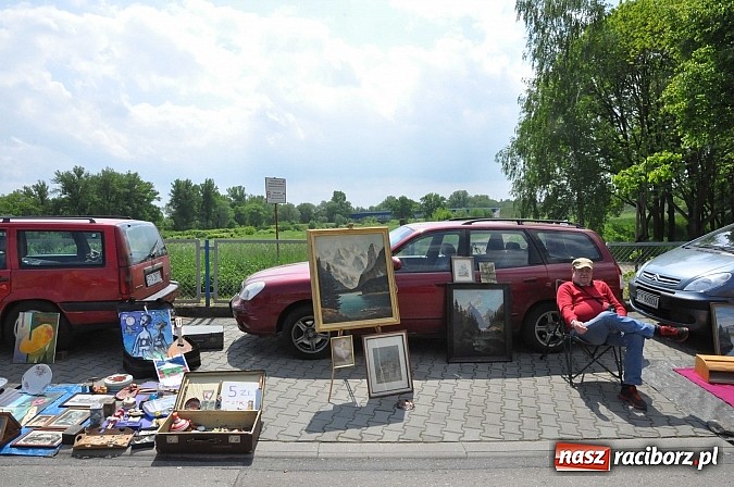 Zdjęcie w galerii na portalu naszraciborz.pl: Tysiące zwiedzających na jarmarku w Chałupkach wiadomości z regionu