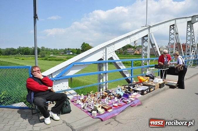 Zdjęcie w galerii na portalu naszraciborz.pl: Tysiące zwiedzających na jarmarku w Chałupkach wiadomości z regionu