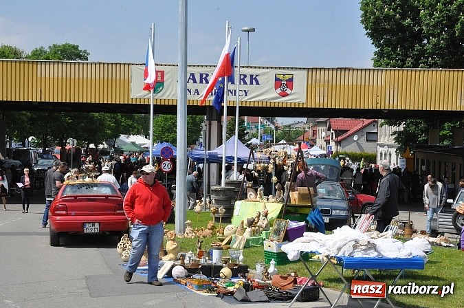 Zdjęcie w galerii na portalu naszraciborz.pl: Tysiące zwiedzających na jarmarku w Chałupkach wiadomości z regionu