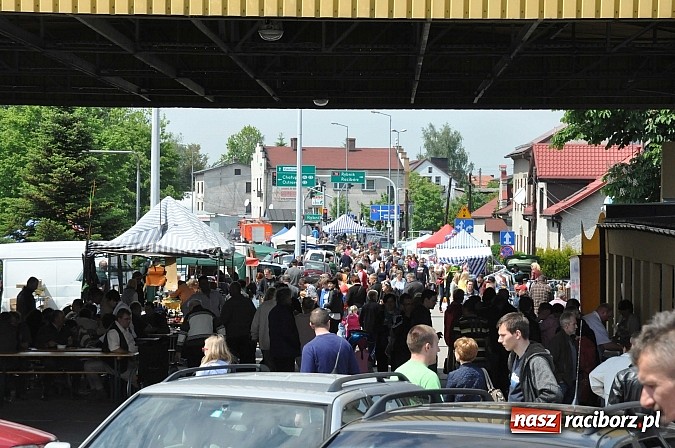 Zdjęcie w galerii na portalu naszraciborz.pl: Tysiące zwiedzających na jarmarku w Chałupkach wiadomości z regionu