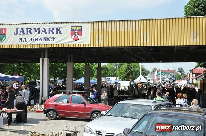 Zdjęcie w galerii na portalu naszraciborz.pl: Tysiące zwiedzających na jarmarku w Chałupkach wiadomości z regionu