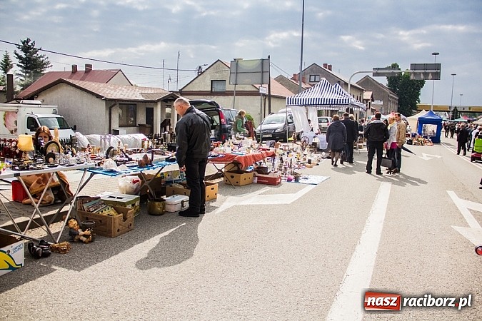 Zdjęcie w galerii na portalu naszraciborz.pl: Tysiące zwiedzających na jarmarku w Chałupkach wiadomości z regionu