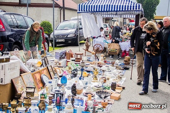 Zdjęcie w galerii na portalu naszraciborz.pl: Tysiące zwiedzających na jarmarku w Chałupkach wiadomości z regionu