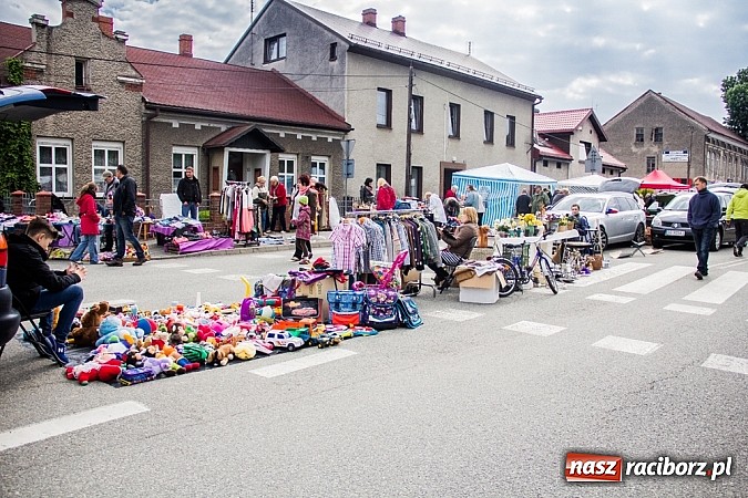 Zdjęcie w galerii na portalu naszraciborz.pl: Tysiące zwiedzających na jarmarku w Chałupkach wiadomości z regionu