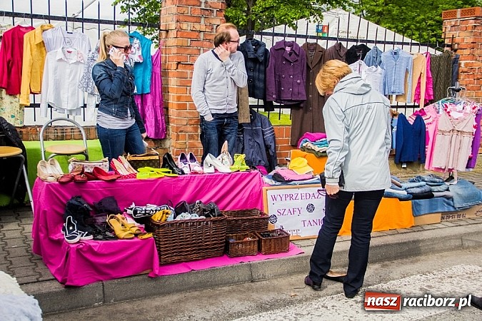 Zdjęcie w galerii na portalu naszraciborz.pl: Tysiące zwiedzających na jarmarku w Chałupkach wiadomości z regionu