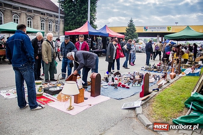 Zdjęcie w galerii na portalu naszraciborz.pl: Tysiące zwiedzających na jarmarku w Chałupkach wiadomości z regionu