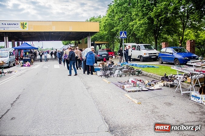 Zdjęcie w galerii na portalu naszraciborz.pl: Tysiące zwiedzających na jarmarku w Chałupkach wiadomości z regionu