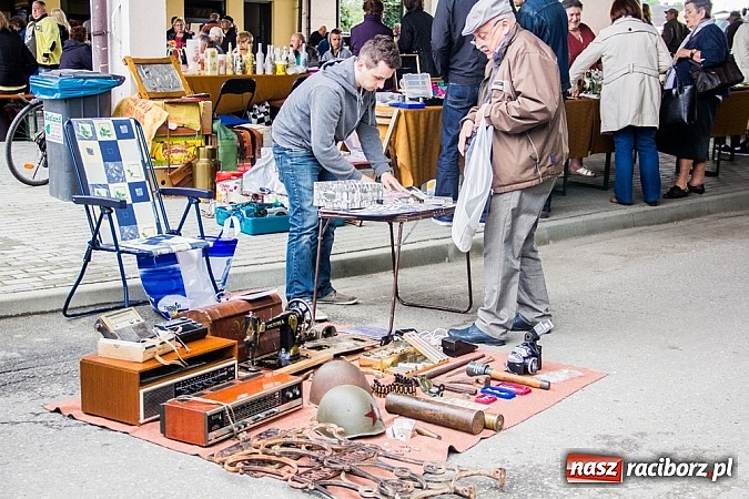 Zdjęcie w galerii na portalu naszraciborz.pl: Tysiące zwiedzających na jarmarku w Chałupkach wiadomości z regionu