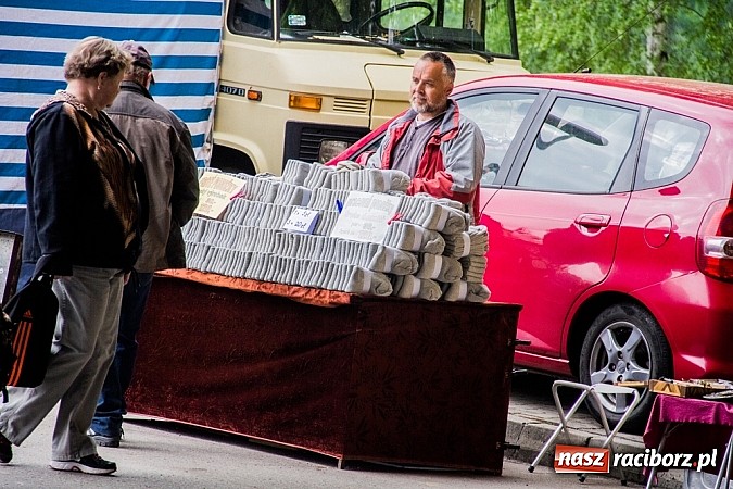 Zdjęcie w galerii na portalu naszraciborz.pl: Tysiące zwiedzających na jarmarku w Chałupkach wiadomości z regionu