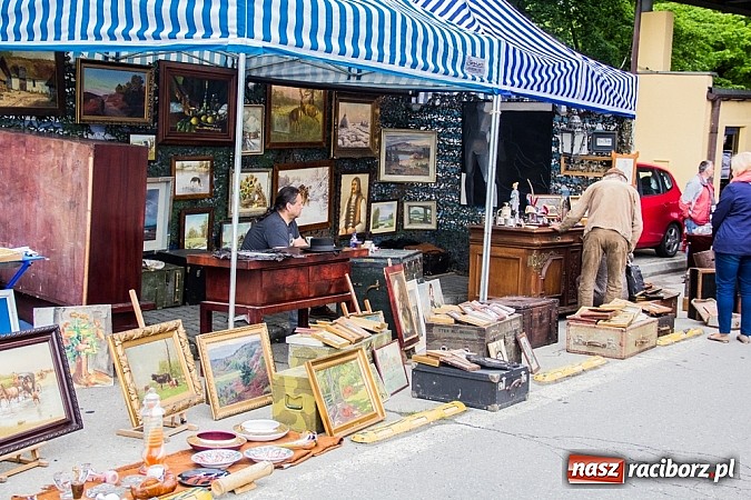 Zdjęcie w galerii na portalu naszraciborz.pl: Tysiące zwiedzających na jarmarku w Chałupkach wiadomości z regionu