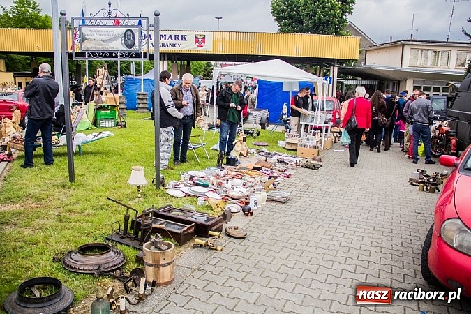 Zdjęcie w galerii na portalu naszraciborz.pl: Tysiące zwiedzających na jarmarku w Chałupkach wiadomości z regionu