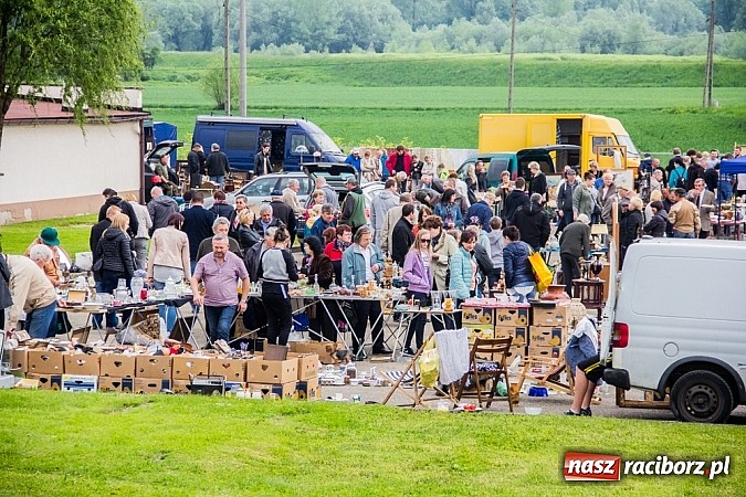 Zdjęcie w galerii na portalu naszraciborz.pl: Tysiące zwiedzających na jarmarku w Chałupkach wiadomości z regionu