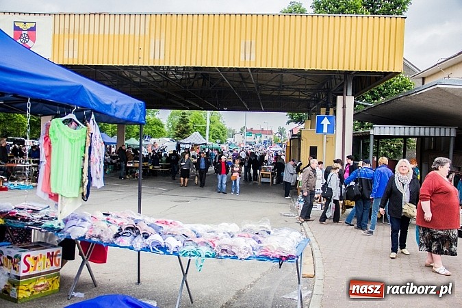 Zdjęcie w galerii na portalu naszraciborz.pl: Tysiące zwiedzających na jarmarku w Chałupkach wiadomości z regionu