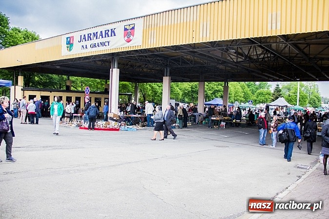 Zdjęcie w galerii na portalu naszraciborz.pl: Tysiące zwiedzających na jarmarku w Chałupkach wiadomości z regionu