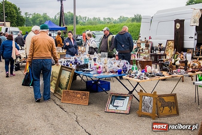 Zdjęcie w galerii na portalu naszraciborz.pl: Tysiące zwiedzających na jarmarku w Chałupkach wiadomości z regionu