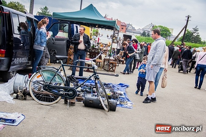 Zdjęcie w galerii na portalu naszraciborz.pl: Tysiące zwiedzających na jarmarku w Chałupkach wiadomości z regionu