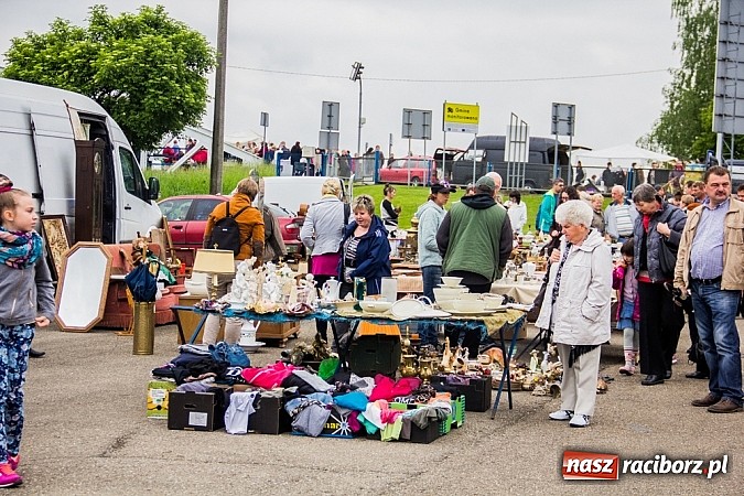 Zdjęcie w galerii na portalu naszraciborz.pl: Tysiące zwiedzających na jarmarku w Chałupkach wiadomości z regionu