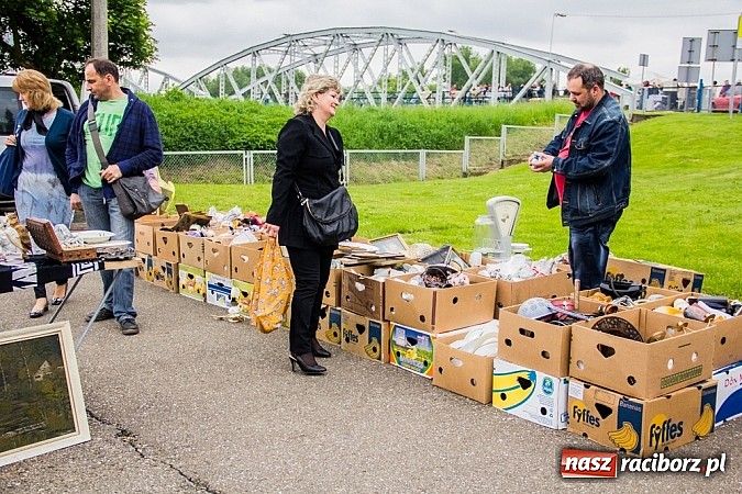 Zdjęcie w galerii na portalu naszraciborz.pl: Tysiące zwiedzających na jarmarku w Chałupkach wiadomości z regionu