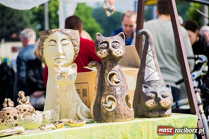 Zdjęcie w galerii na portalu naszraciborz.pl: Tysiące zwiedzających na jarmarku w Chałupkach wiadomości z regionu