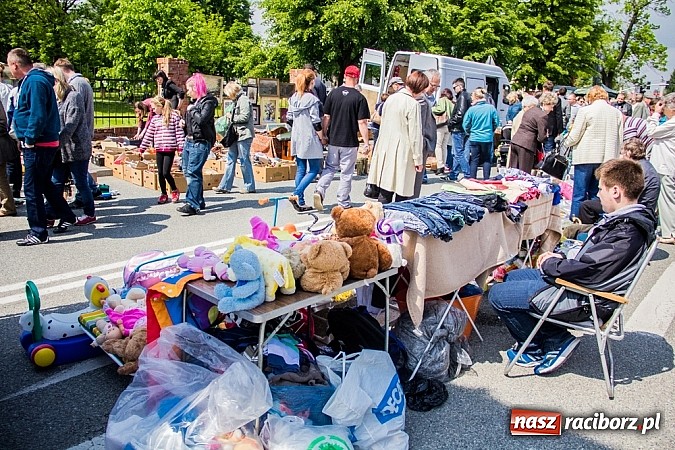 Zdjęcie w galerii na portalu naszraciborz.pl: Tysiące zwiedzających na jarmarku w Chałupkach wiadomości z regionu