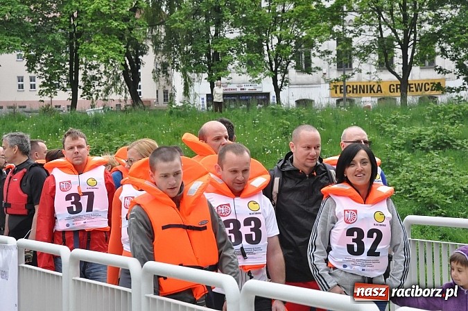 Zdjęcie w galerii na portalu naszraciborz.pl: W Raciborzu pływali po Odrze slalomem  wiadomości z regionu