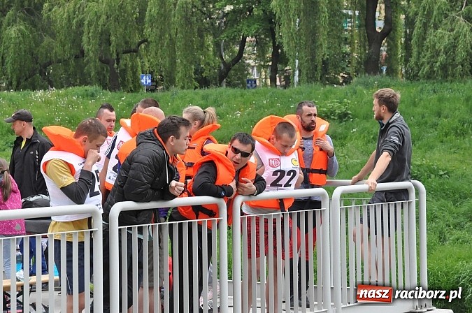 Zdjęcie w galerii na portalu naszraciborz.pl: W Raciborzu pływali po Odrze slalomem  wiadomości z regionu