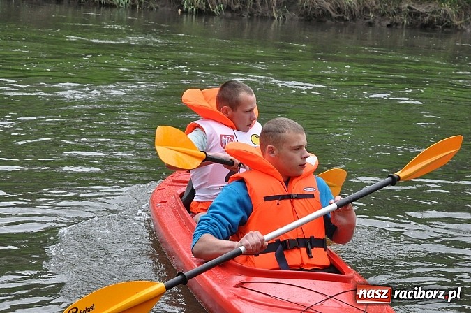Zdjęcie w galerii na portalu naszraciborz.pl: W Raciborzu pływali po Odrze slalomem  wiadomości z regionu