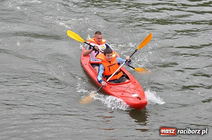 Zdjęcie w galerii na portalu naszraciborz.pl: W Raciborzu pływali po Odrze slalomem  wiadomości z regionu