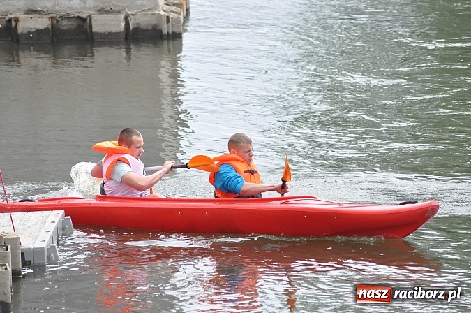 Zdjęcie w galerii na portalu naszraciborz.pl: W Raciborzu pływali po Odrze slalomem  wiadomości z regionu