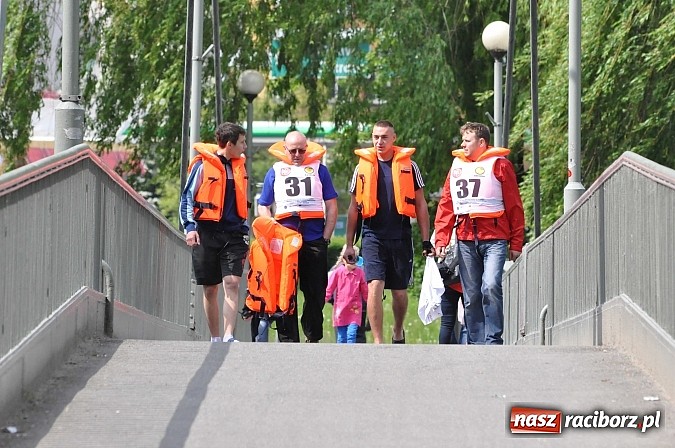 Zdjęcie w galerii na portalu naszraciborz.pl: W Raciborzu pływali po Odrze slalomem  wiadomości z regionu